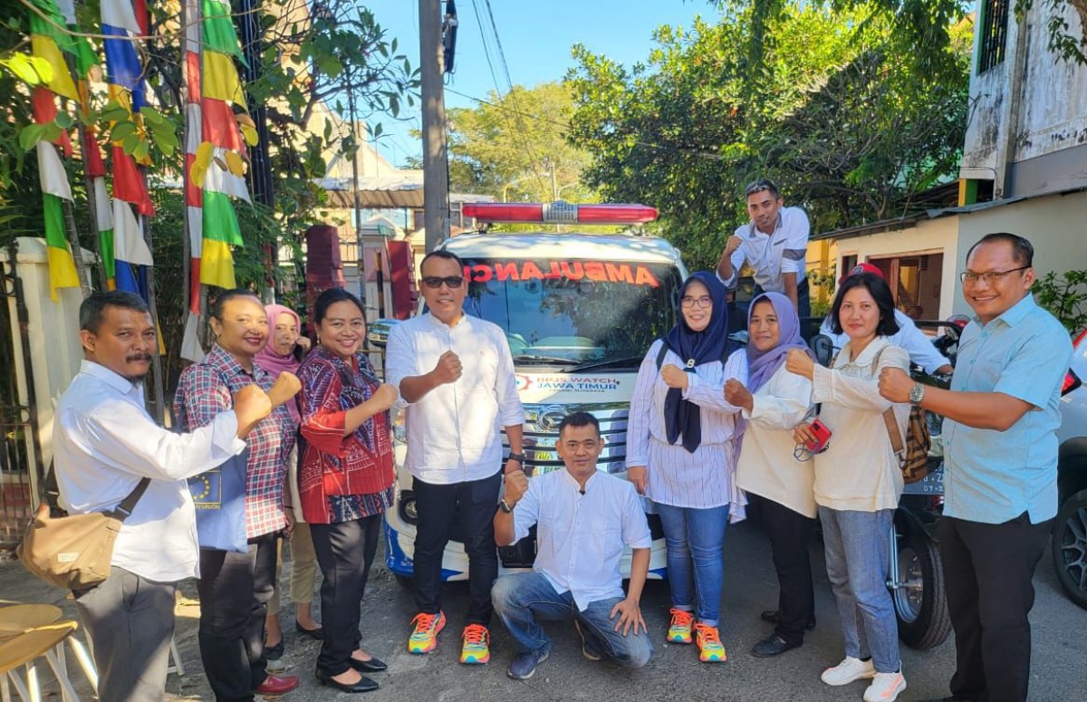 Dampingi Warga Miskin Agar Dapat Layanan Kesehatan, Agatha Retnosari Bantu Mobil Ambulance Di Surabaya