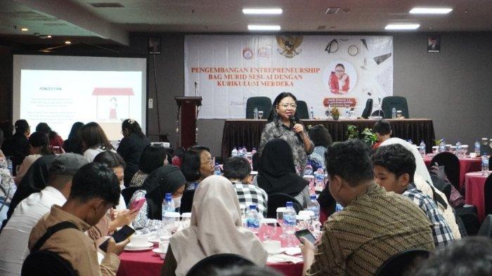 Agatha Retnosari Gelar Pelatihan Entrepreneurship untuk Guru dan Murid di Surabaya